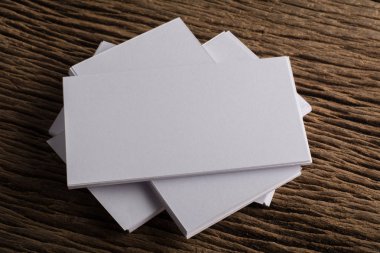 Kurumsal kimlik ahşap arka plan üzerinde beyaz boş kartvizit tanıtımı