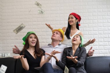 Ünlü Noel partisi için santa şapka grup insanlar mutlu iş.