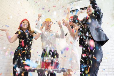 Ünlü Noel partisi için santa şapka grup insanlar mutlu iş.