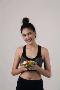 Beyaz arka plan üzerinde izole salata yemek çekici gülümseyen kadın portresi. 