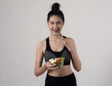 Beyaz arka plan üzerinde izole salata yemek çekici gülümseyen kadın portresi. 