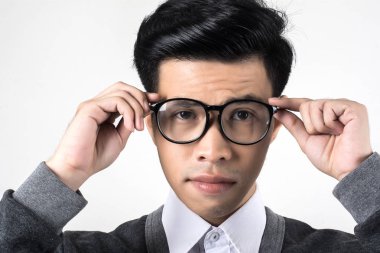 Beyaz arka plan üzerinde izole genç inek öğrenci