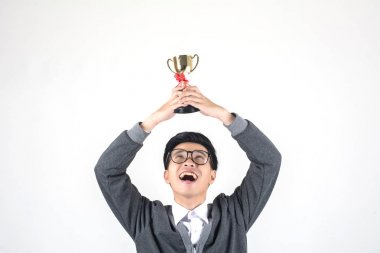 Bir kupa tutarak ve beyaz adam karşı dururken gülümseyen genç nerd adam