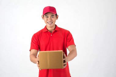 Yakışıklı genç teslimatçı beyaz arka plan üzerinde izole kutusu