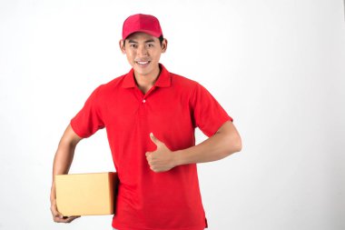 Yakışıklı genç teslimatçı beyaz arka plan üzerinde izole kutusu