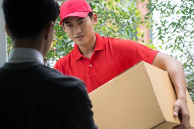 Genç evde müşteriye teslim paketi adam. Teslimat