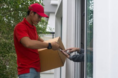 Genç evde müşteriye teslim paketi adam. Teslimat