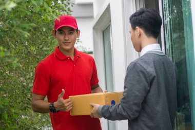 Genç evde müşteriye teslim paketi adam. Teslimat