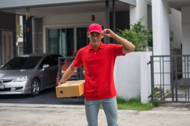 Teslimatçı parsel önünde müşteri ev ile.