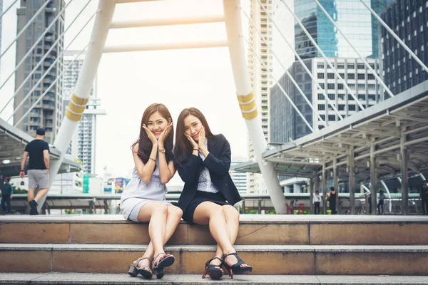 Retrato Dos Mujeres Negocios Sentadas Hablando Juntas Paso —  Fotos de Stock