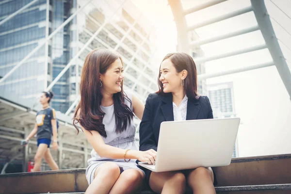 Mujer Negocios Hablando Conversación Mientras Trabaja Sentado Aire Libre — Foto de Stock