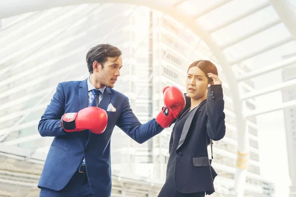 Mulher Negócios Homem Competem Com Uma Luta Boxe Conceito Pessoas — Fotografia de Stock