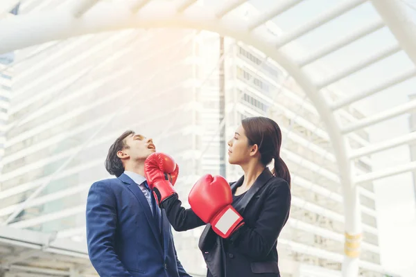ビジネスの女性と男の戦い ボクシング ビジネス人々 の概念と競う — ストック写真