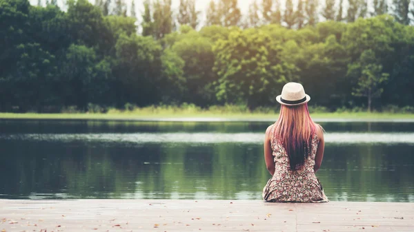 Młoda Kobieta Siedzi Molo Patrząc Rzece — Zdjęcie stockowe