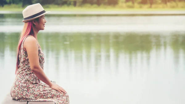 Junge Frau Sitzt Auf Seebrücke Und Blickt Auf Den Fluss — Stockfoto