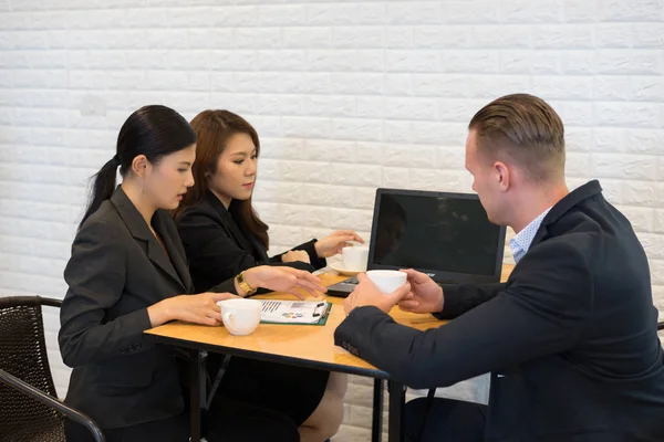 Geschäftskollegen Arbeiten Zusammen — Stockfoto