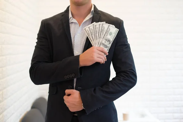 お金を保持している実業家の肖像画 — ストック写真