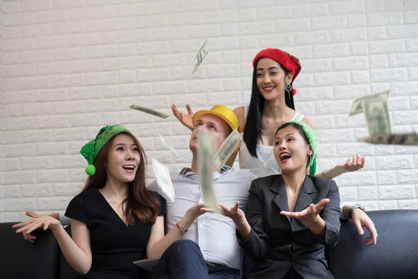 Ünlü Noel Partisi Için Santa Şapka Grup Insanlar Mutlu — Stok fotoğraf