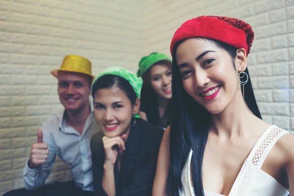 Счастливые Люди Шляпе Санта Развлекаются Вечеринке Знаменитостей — стоковое фото