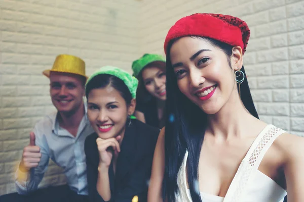 Счастливые Люди Шляпе Санта Развлекаются Вечеринке Знаменитостей — стоковое фото