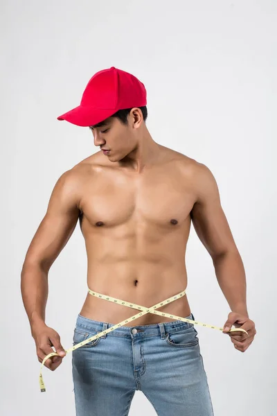 Joven Hombre Guapo Forma Posando Sus Músculos Aislados Sobre Fondo —  Fotos de Stock