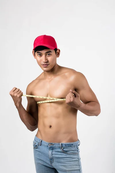 Joven Hombre Guapo Forma Posando Sus Músculos Aislados Sobre Fondo —  Fotos de Stock