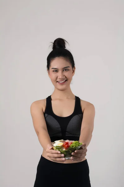 Retrato Mulher Sorridente Atraente Comendo Salada Isolada Fundo Branco — Fotografia de Stock