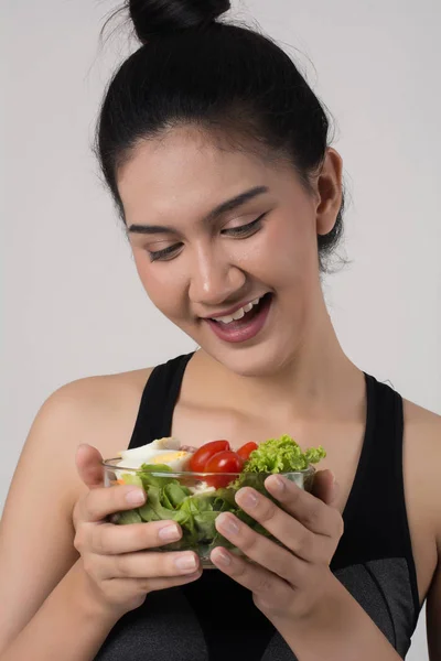 Portret Van Aantrekkelijke Lachende Vrouw Eten Salade Geïsoleerd Witte Achtergrond — Stockfoto