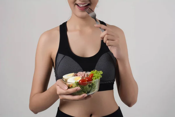 Portret Van Aantrekkelijke Lachende Vrouw Eten Salade Geïsoleerd Witte Achtergrond — Stockfoto