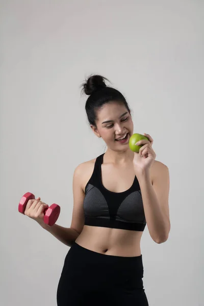 Retrato Mulher Sorridente Atraente Segurando Com Maçã Halteres Isolados Fundo — Fotografia de Stock