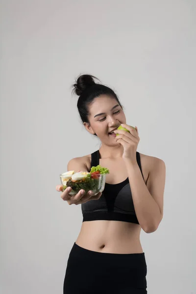 Retrato Mulher Sorridente Atraente Segurando Com Maçã Salada Isolada Fundo — Fotografia de Stock