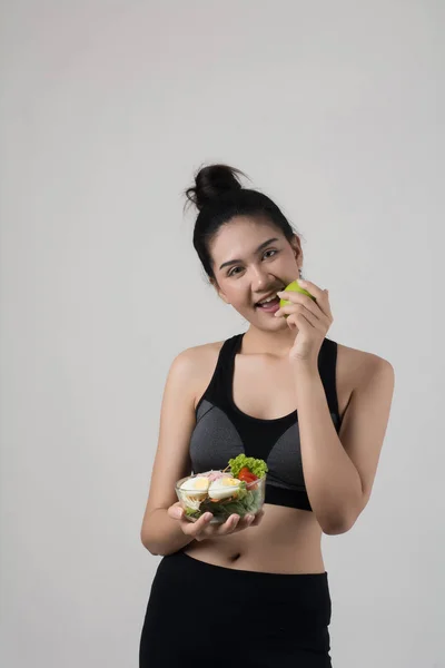 Retrato Mulher Sorridente Atraente Segurando Com Maçã Salada Isolada Fundo — Fotografia de Stock