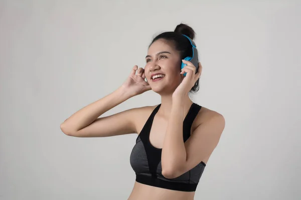 Mujer Joven Feliz Escuchando Música Auriculares Aislados Sobre Fondo Blanco — Foto de Stock