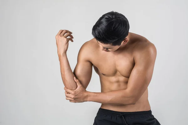 Retrato Homem Muscular Com Dor Cotovelo Isolado Backgroun Branco — Fotografia de Stock