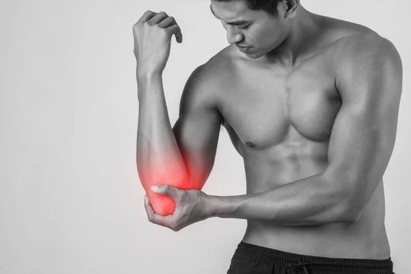 Porträtt Muskel Man Har Armbågen Smärta Isolerad Vita Bak — Stockfoto