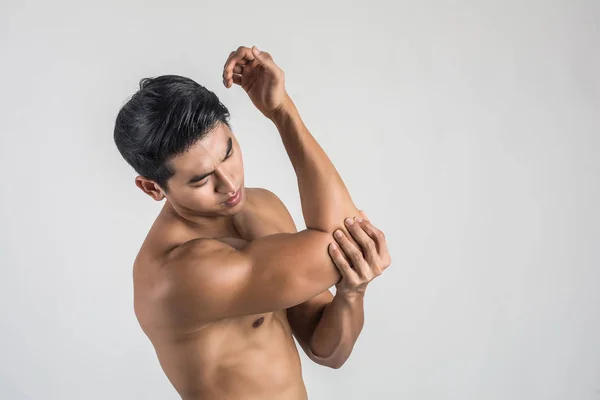 Retrato Hombre Musculoso Con Dolor Codo Aislado Sobre Fondo Blanco —  Fotos de Stock