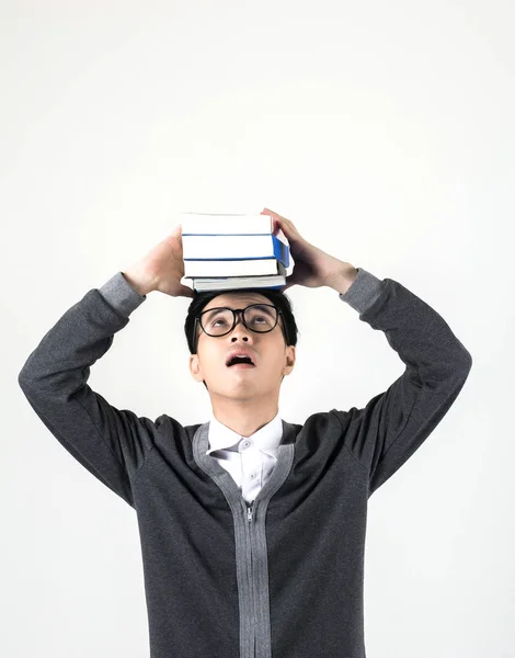 Joven Empollón Con Gafas Sosteniendo Una Pila Libros Mientras Está — Foto de Stock