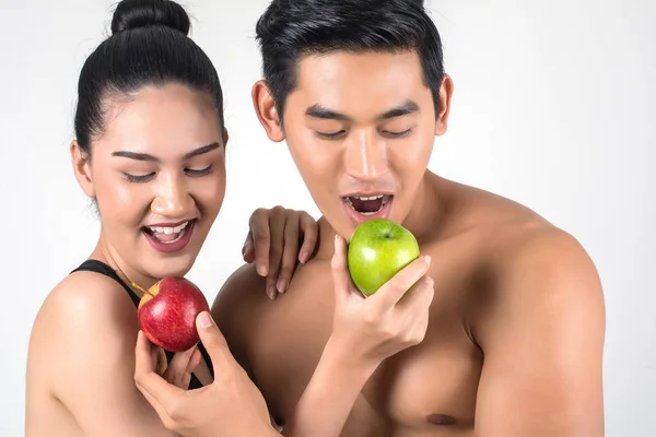 幸せな若いスポーツ カップル女と男は 白い背景で隔離の健康的な食生活 — ストック写真