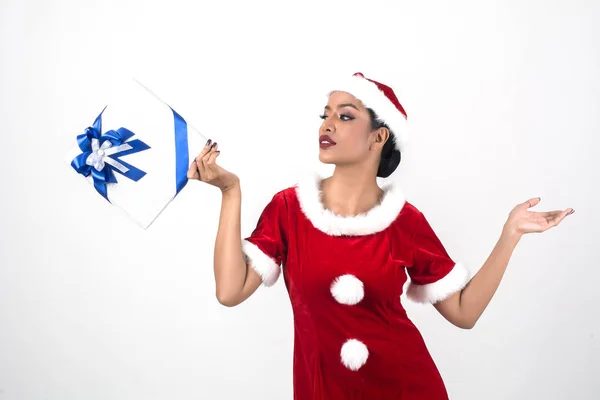 Joven Hermosa Mujer Mostrando Regalo Navidad Aislado Sobre Fondo Blanco —  Fotos de Stock