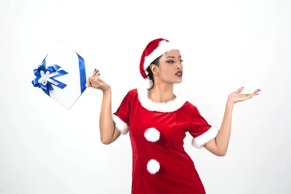 Joven Hermosa Mujer Mostrando Regalo Navidad Aislado Sobre Fondo Blanco —  Fotos de Stock