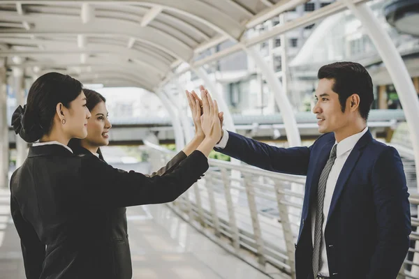 幸せな男性と女性の友人 Fiving お互い — ストック写真