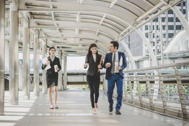 Ofiste toplantı gitmek için yürüyüş iş adamları.