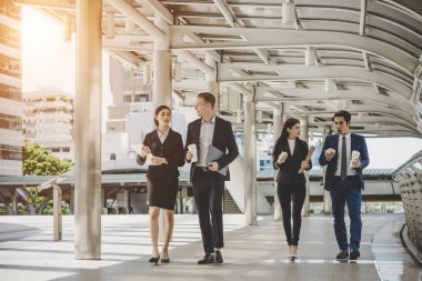 Ofiste toplantı gitmek için yürüyüş iş adamları.