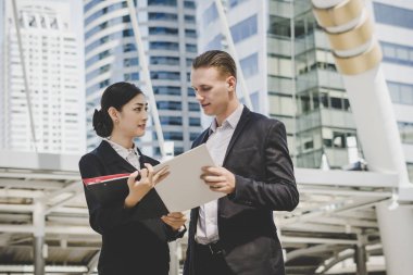 İş insanlar tartışma birlikte çalışma hakkında.