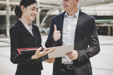 İş insanlar tartışma birlikte çalışma hakkında.