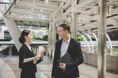 Birlikte geri işten gelirken konuşurken meslektaşım.