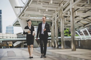 Birlikte geri işten gelirken konuşurken meslektaşım.