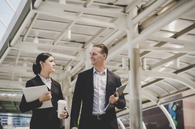 Birlikte geri işten gelirken konuşurken meslektaşım.