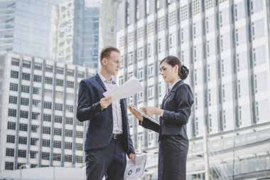 Patron sekreteriyle geri işten gelirken bir şeyler açıklamaya.