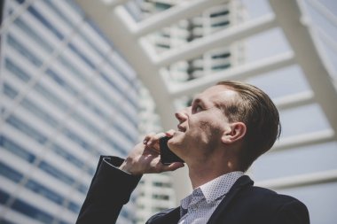 İş cente yakın cep telefonuyla konuşan işadamı